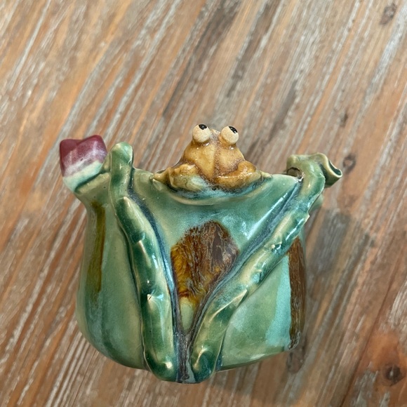 Decorative Frog on Lily Pad Pottery - Picture 2 of 6